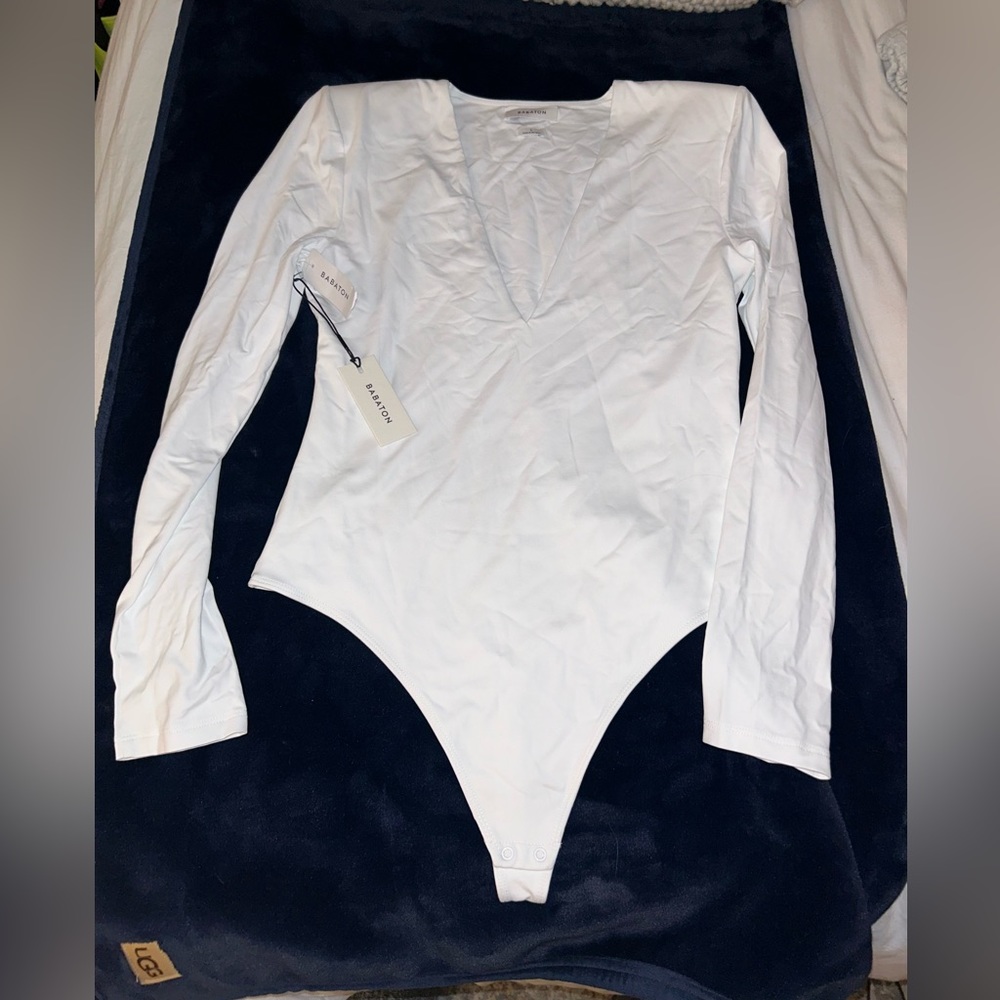 NWT Aritzia Babaton white CONTOUR SHOULDER PAD V-NECK BODYSUIT